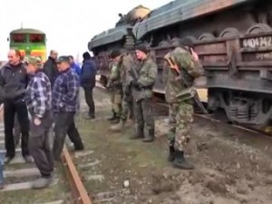 Жители Луганска остановили поезд с военной техникой из Киева (+Видео)