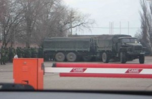 Украинские пограничники работают под дулами автоматов, восемь подразделений заблокированы