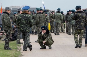 Украинские военнослужащие с семьями покидают Крым