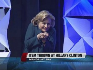 В Хиллари Клинтон бросили бросили ботинок во время ее лекций в Лас-Вегасе (+Видео)