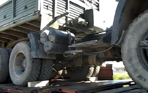 Российские солдаты разграбили украинскую технику, которую отправляют на материк (+Видео)