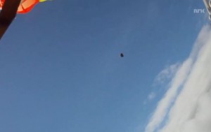 В сети появилось видео, как парашютиста едва не задело метеоритом (+Видео)