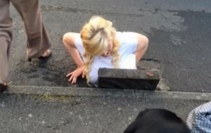 Блондинка застряла в канализации, пытаясь достать iPhone 5 (+Видео)