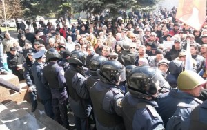В Мариуполе митингующие захватили прокуратуру и выбили двери в горсовете (+Видео)