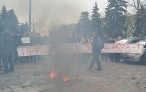 Активисты под Радой сожгли чучело коррупционера (+Видео)
