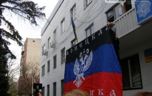 В Новоазовске и Красноармейске подняли флаги Донецкой республики