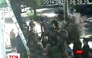 В сеть попало видео, как крымская самообороны срывала украинский флаг со здания Меджлиса (+Видео)