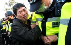 Крушение парома в Южной Корее: водолазы подняли уже 139 тел