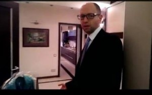 Яценюк показал журналистам свою квартиру (+Видео)