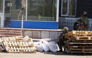 Перед исполкомом в Константиновке строят баррикады (+Видео)