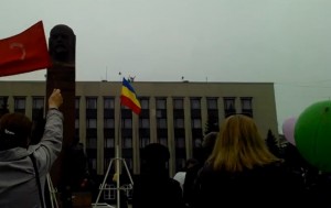 В Антраците Луганской области над горадминистрацией подняли российский флаг (+Видео)