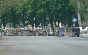 Сторонники протестующих в Славянске возводят баррикады (+Видео)