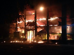 В центре Мариуполя сгорело отделение ПриватБанка