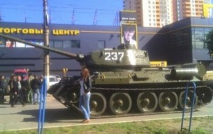 К зданию СБУ в Луганске подогнали танк