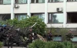 В Сети появилось видео “зачистки” горсовета в Мариуполе (+Видео)