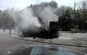 В центре Мариуполя слышны выстрелы и взрывы, горит БМП (+Видео)