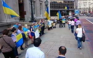 Украинцы в Лондоне устроили коридор позора, для желающих инвестировать в Россию (+Видео)