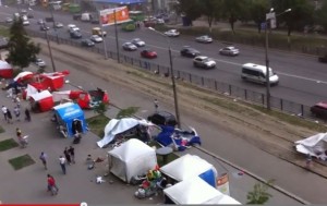 В Харькове ветер разбросал торговые палатки (+Видео)