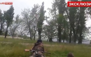 В Сети появилось видео, как человек с камерой командует боем вблизи Славянска (+Видео)