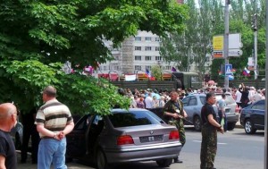 Участники митинга в Донецке двинулись к резиденции Ахметова (+Видео)