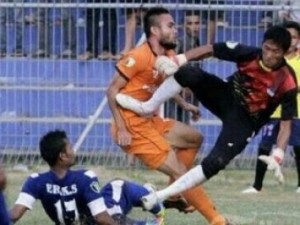 В Индонезии вратарь ударом ноги убил футболиста (+Видео)