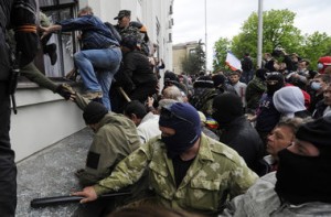 В Донецке на улицы вышли около 2 тысяч вооруженных сепаратистов