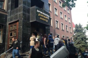 В Донецке сепаратисты захватили здание прокуратуры (+Видео)