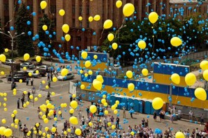 В Днепропетровске 5 тысяч выпускников запустили в небо желто-голубые шары (+Видео)