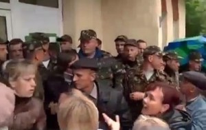 Во Львовской области родители призывников заблокировали военкомат (+Видео)