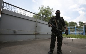В Луганске захватили очередную воинскую часть
