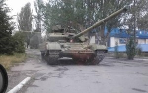 Боевики под российским флагом разъезжают на танках в Торезе (+Видео)