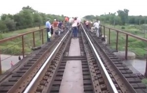 Террористы взорвали железнодорожный мост в Запорожской области (+Видео)