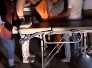 В Китае девушка сломала две ноги во время группового секса в авто (+Видео)