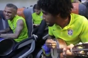 Сборная Бразилии во время перелетов поют и играют (+Видео)