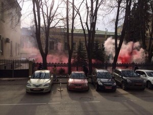 В Москве посольство Украины забросали дымовыми шашками