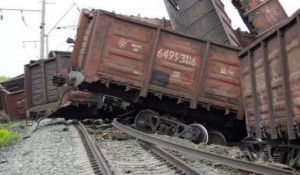 В Донецкой области дважды подорвали железную дорогу и пустили поезд под откос