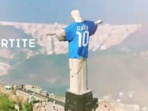 Статуя Христа в Рио в майке сборной Италии вызвала скандал (+Видео)