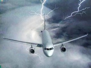 В летевший из Симферополя в Москву самолет ударила молния