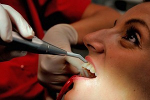 Стоматологи нашли способ лечить зубы без бормашин и пломб