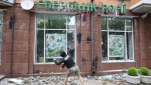 В Киеве разгромили отделение Сбербанка России