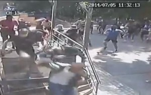 Опубликовано видео нападения на редакцию “Вестей”