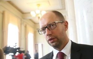 Яценюк хочет оставить министров и депутатов “на голом окладе”