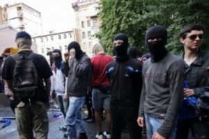 Пачки денег и задержания: в Киеве владельцы МАФов отбили атаку “титушек”
