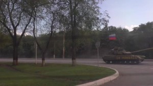 Колонны танков под российскими флагами перемещаются по Луганску