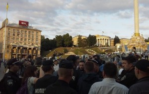 Милиция на Майдане разгоняет “антипарадный” митинг