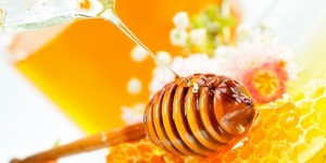 Сладкий подарок к празднику: как выбрать натуральный мед для близких