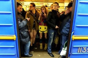 В Киеве на станции метро “Арсенальная” ищут взрывчатку