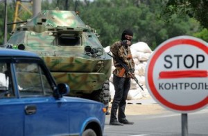 Боевики взяли Донецк в кольцо военной техникой