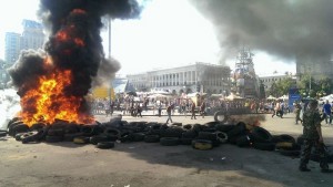 На Майдане готовятся к штурму и укрепляют баррикады