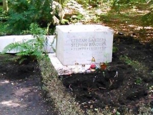 В Мюнхене неизвестные повредили могилу Бандеры